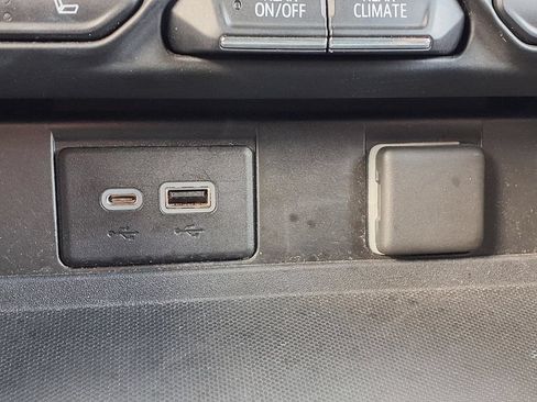 Used 2022 Chevrolet Suburban LT RWD image 7
