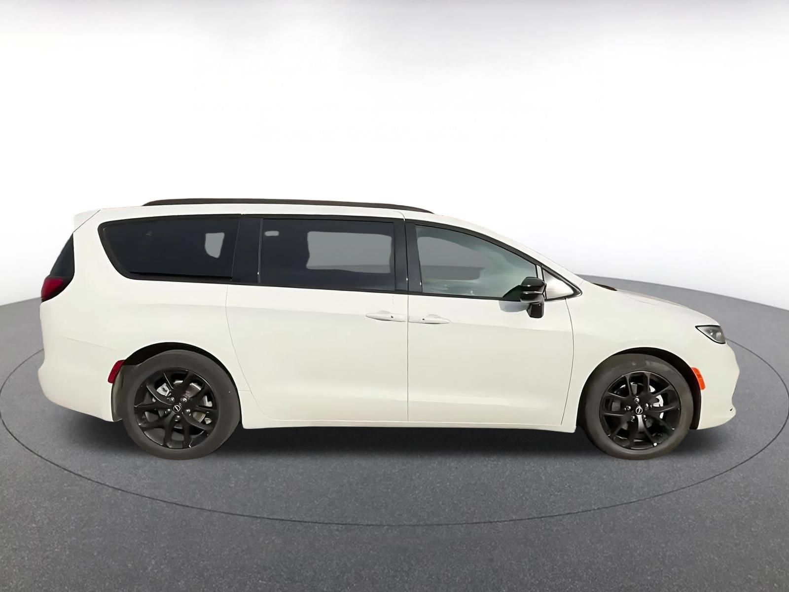 Used 2025 Chrysler Pacifica Limited FWD image 15