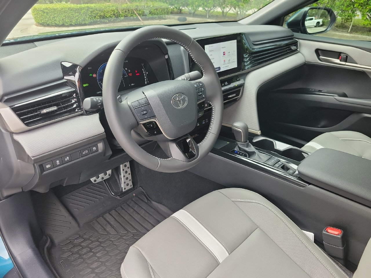 Used 2025 Toyota Camry SE FWD image 16