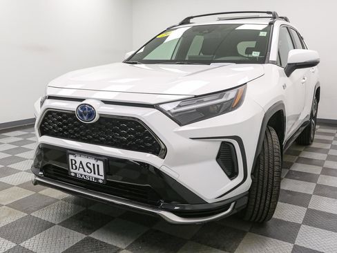 Used 2023 Toyota RAV4 SE image 4