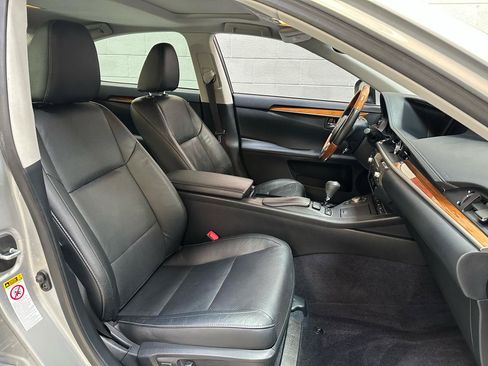 Used 2013 Lexus ES 300h w/ Luxury Pkg FWD image 9