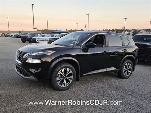 Used 2023 Nissan Rogue SV image 3