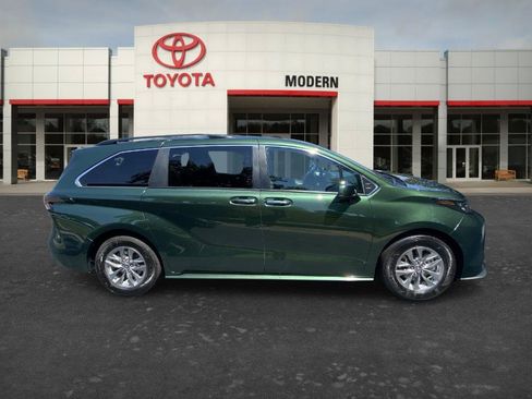 Certified 2026 Toyota Sienna XLE FWD image 4