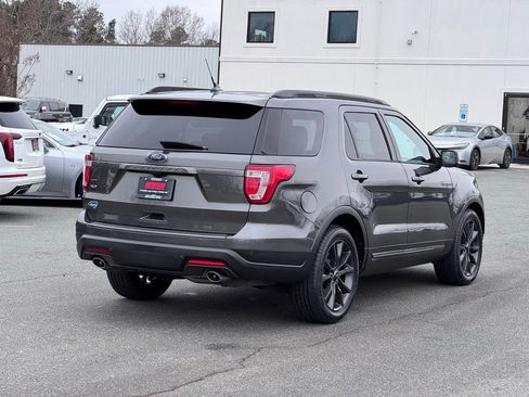 Used 2018 Ford Explorer XLT w/ Equipment Group 202A image 7
