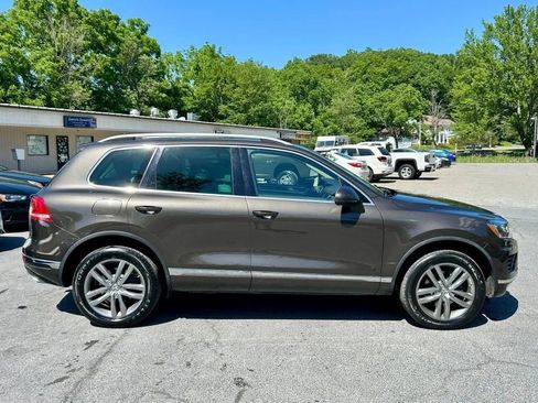 Used 2016 Volkswagen Touareg TDI image 9