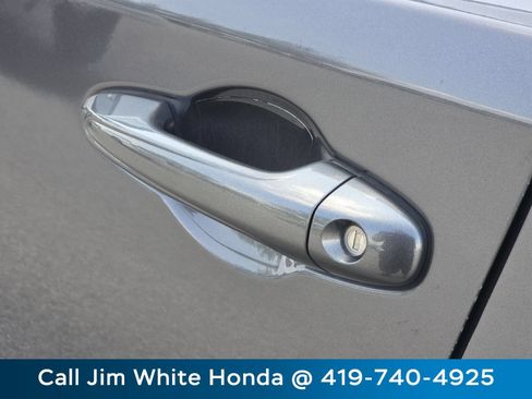 Used 2018 Toyota RAV4 LE FWD image 16