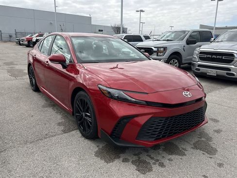 Used 2025 Toyota Camry SE image 6