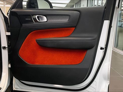 Used 2019 Volvo XC40 T5 R-Design image 23