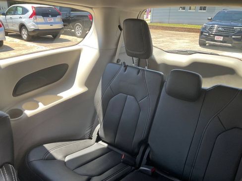 Used 2023 Chrysler Pacifica Touring-L FWD image 13