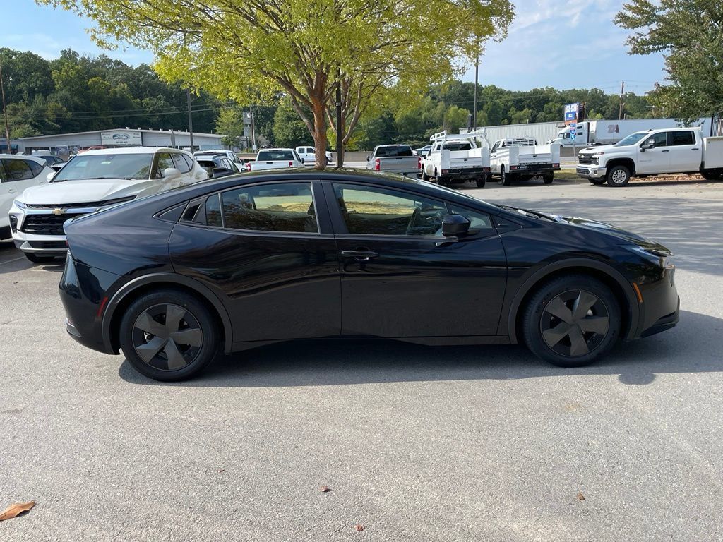 Used 2025 Toyota Prius LE FWD image 8