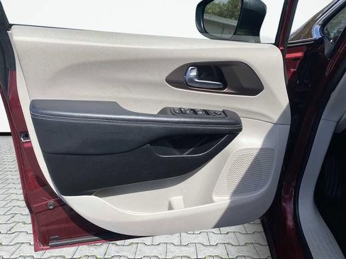 Used 2023 Chrysler Voyager LX FWD image 22