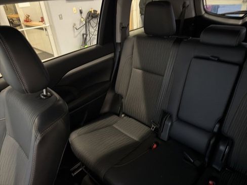 Used 2017 Toyota Highlander Plus image 14