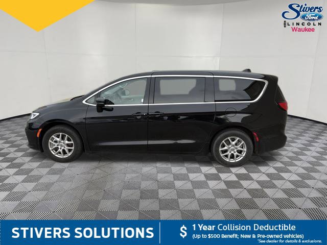 Used 2024 Chrysler Pacifica Touring-L FWD image 11