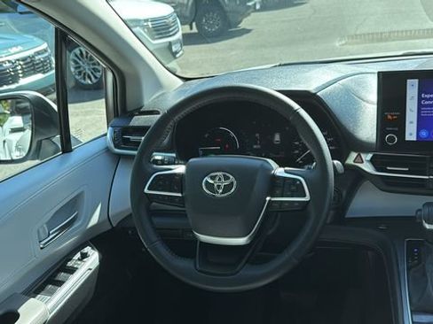 Used 2025 Toyota Sienna XLE AWD/4WD image 21