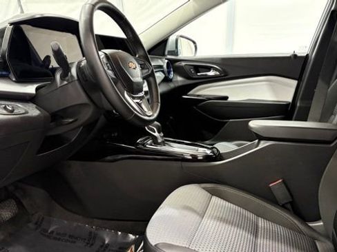 Used 2025 Chevrolet Trax LT w/ LT Convenience Package image 11