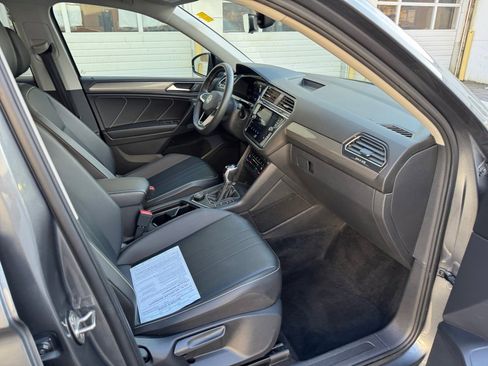 Used 2022 Volkswagen Tiguan SE image 32