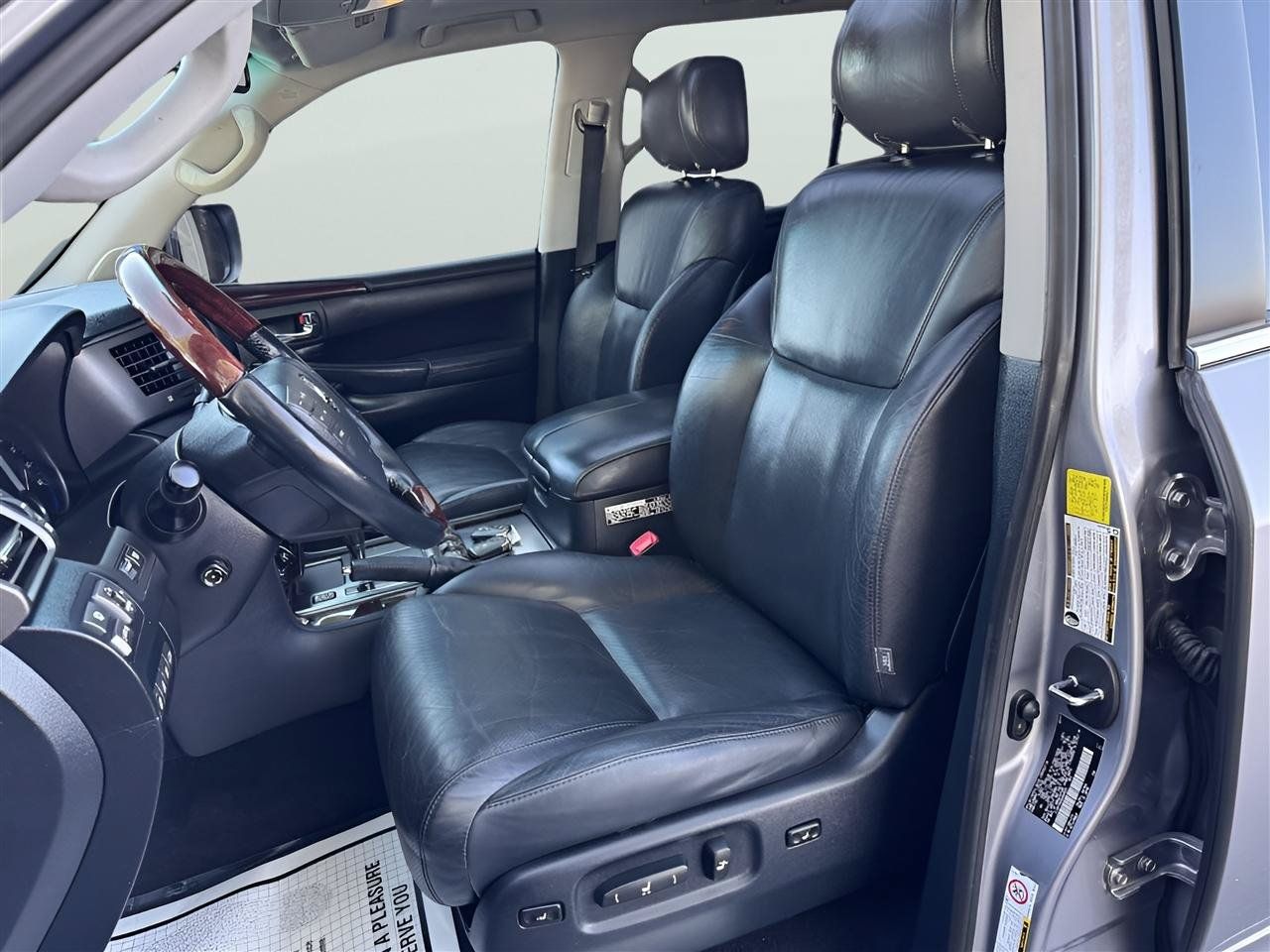 Used 2011 Lexus LX 570 4WD w/ Luxury Pkg image 12