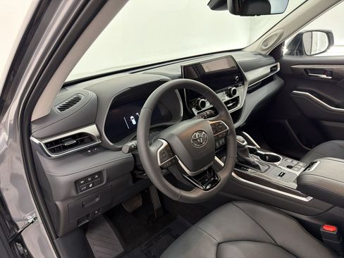 Used 2026 Toyota Highlander Limited AWD/4WD image 4