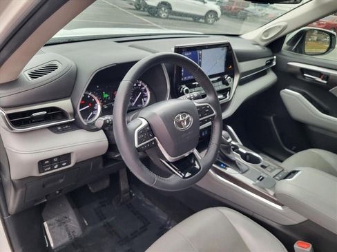 Used 2022 Toyota Highlander Limited image 11