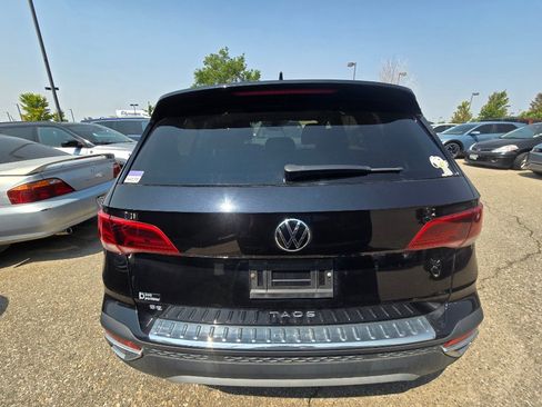 Used 2023 Volkswagen Taos SE w/ Panoramic Sunroof Package FWD image 4