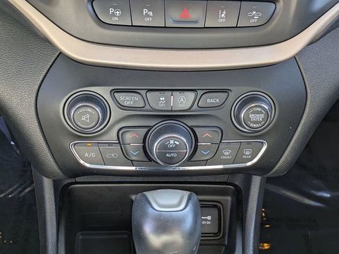 Used 2017 Jeep Cherokee Limited w/ Technology Group FWD image 26
