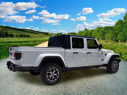 Used 2021 Jeep Gladiator Overland AWD/4WD image 6