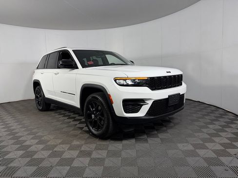 Used 2024 Jeep Grand Cherokee Altitude AWD/4WD image 7