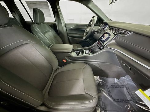 New 2025 Jeep Grand Cherokee Laredo w/ Luxury Tech Group I image 27