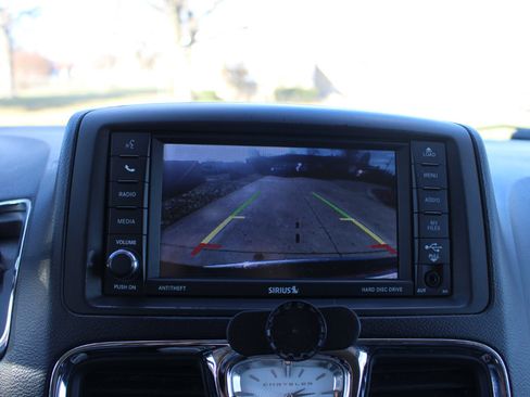 Used 2016 Chrysler Town & Country Touring w/ Driver Convenience Group image 26