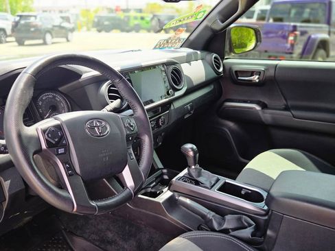 Used 2022 Toyota Tacoma TRD Off-Road w/ Technology Package AWD/4WD image 11