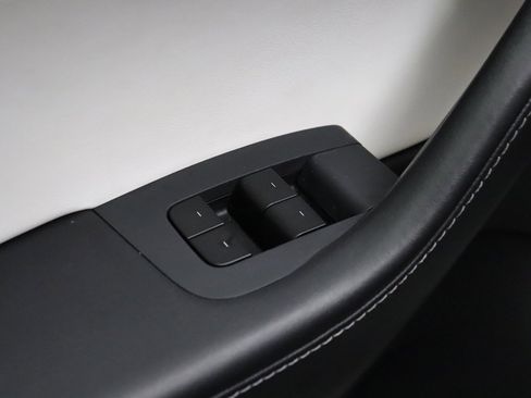 Used 2022 Tesla Model Y Long Range image 31