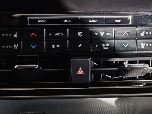 Used 2021 Toyota Highlander Limited image 27