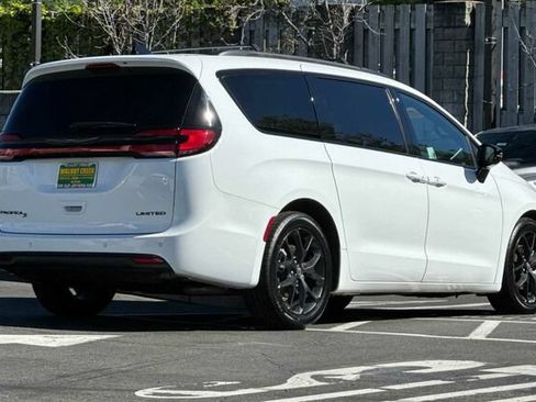 Certified 2025 Chrysler Pacifica Limited FWD image 4