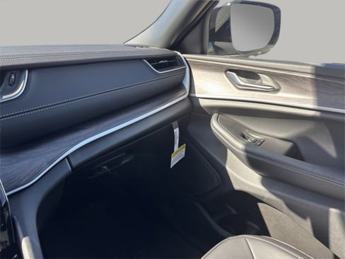 New 2025 Jeep Grand Cherokee L Limited image 13