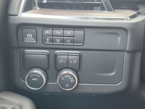 Used 2025 Chevrolet Suburban LS RWD image 24