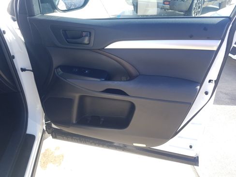 Used 2019 Toyota Highlander LE image 16