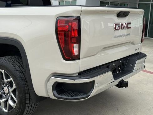 New 2026 GMC Sierra 1500 SLE w/ Preferred Package image 17