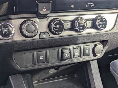 Used 2018 Toyota Tacoma TRD Off-Road image 9