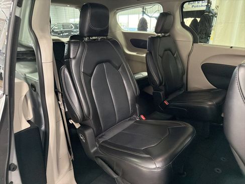 Used 2024 Chrysler Pacifica Touring-L FWD image 18