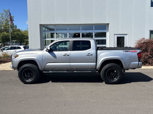 Used 2018 Toyota Tacoma TRD Sport w/ Technology Package AWD/4WD image 2