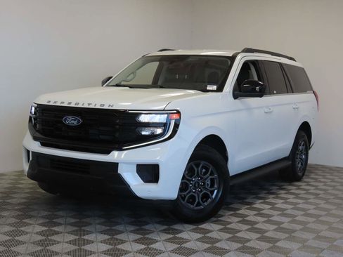 Used 2025 Ford Expedition Active AWD/4WD image 1