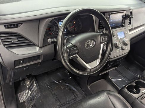 Used 2020 Toyota Sienna SE image 3