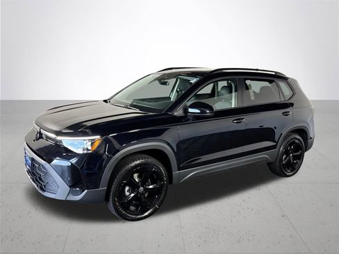 New 2025 Volkswagen Taos SE image 2