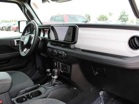 Used 2025 Jeep Wrangler Unlimited Sahara AWD/4WD image 37
