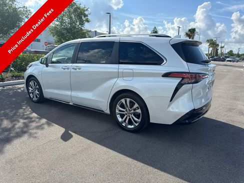 Used 2023 Toyota Sienna Platinum FWD image 3