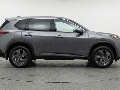 Used 2025 Nissan Rogue SV image 11