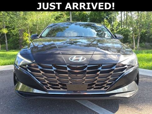 Used 2022 Hyundai Elantra Limited FWD image 2