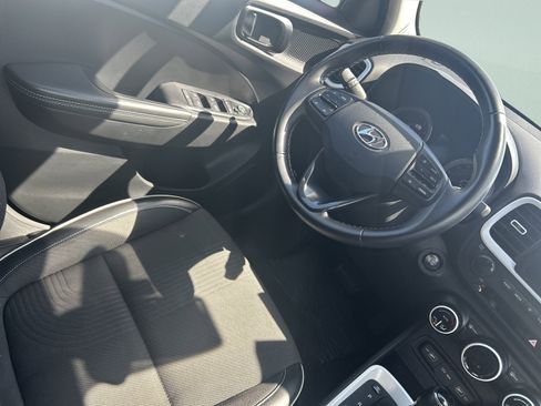 Used 2022 Hyundai Venue Limited FWD image 20