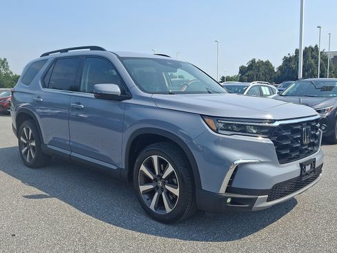 Used 2023 Honda Pilot Touring image 3