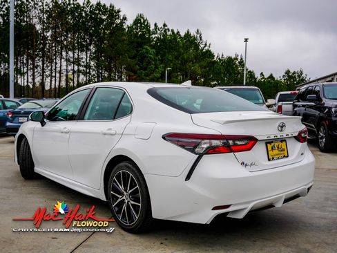 Used 2023 Toyota Camry SE image 3
